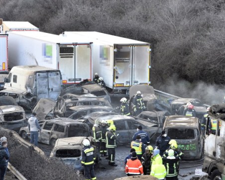 35 загинали и 53 ранени във верижна катастрофа в Египет