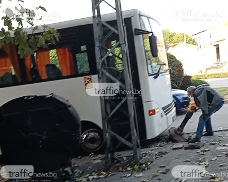 Безумно! Шофьор на автобус се заклещи в 