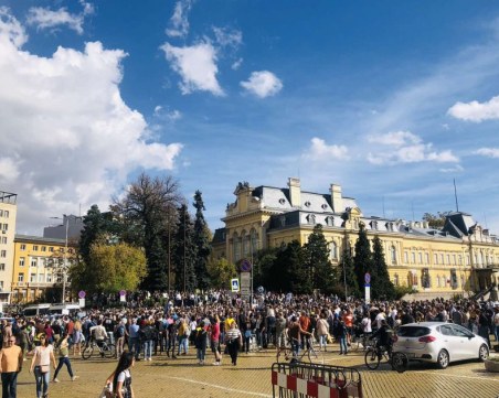 Напрежение между протестиращите и полицейските служители пред ЦИК
