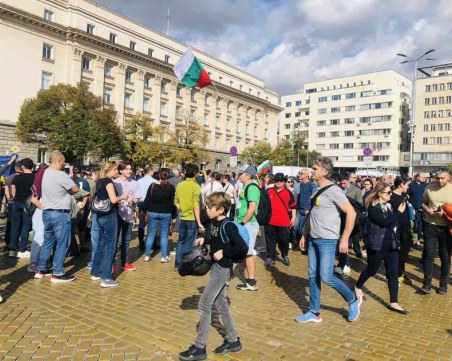 Протест пред ЦИК заради решението да се гласува само на хартия
