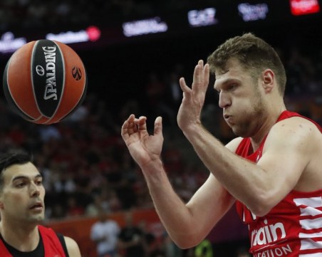 Везенков - още по-ефективен в домакинския си дебют, но Къри отново е господарят на Сакраменто