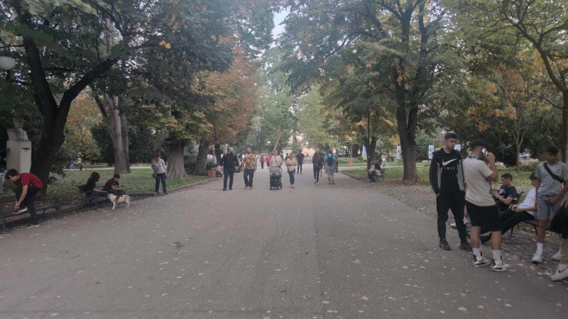 В деня за размисъл: Цар-Симеоновата градина и Главната пълни с хора