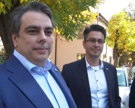 Асен Василев все пак може и да гласува: Малко разхождане по институциите, но няма проблем