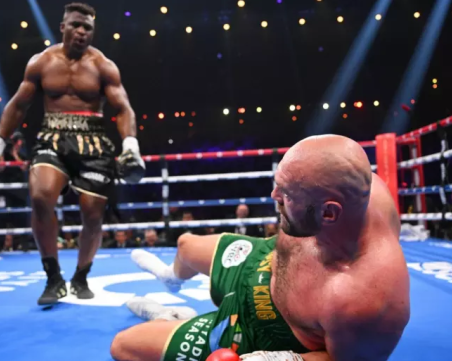 Фюри беше свален в нокдаун, но победи бивш ММА шампион