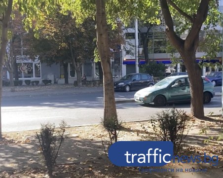 На косъм от две катастрофи: Шофьор с грубо нарушение в центъра на Пловдив