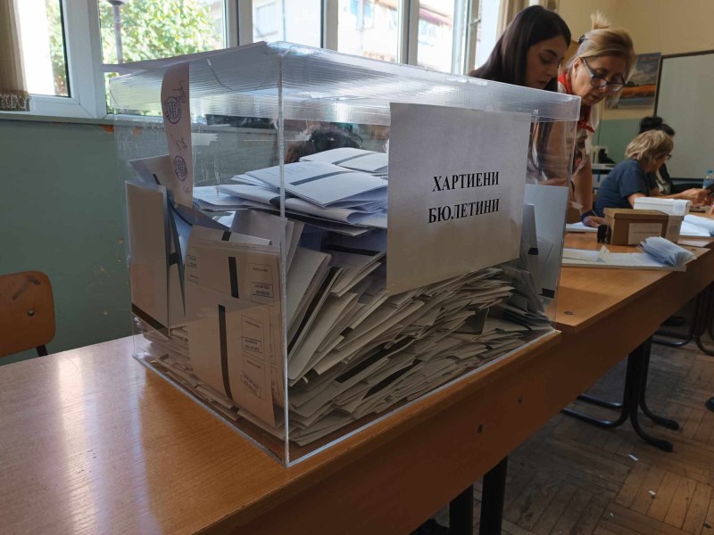 Остава ниска активността на избирателите в Пловдив, 26,4% са гласували към 17ч.