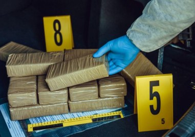 Испанските власти са иззели 720 кг кокаин от кораб пристигнал