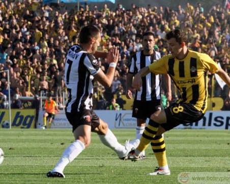 Десет години по-късно отново пловдивско дерби Ботев - Локо на Колежа