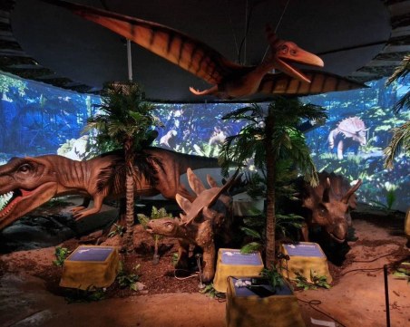 Деца сглобяват динозаври в работилница на Природонаучния музей