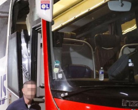 Отложиха дерби във Франция, раниха треньора на Лион