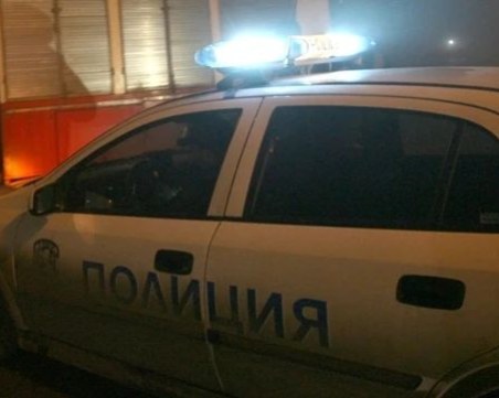 Скандал за бюлетини, тълпа от хора и полиция пред секция в Борован