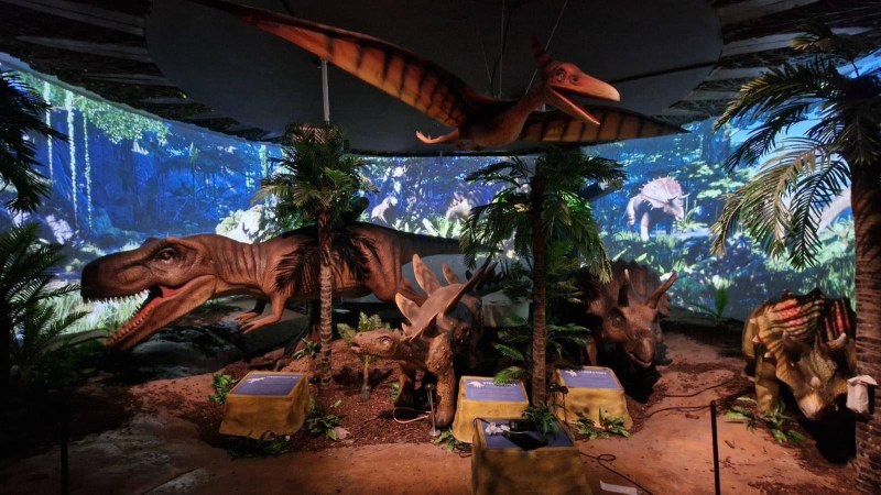 Деца сглобяват динозаври в работилница на Природонаучния музей