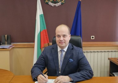 Областният управител на област Пловдив  д р инж Илия Зюмбилев поздравява