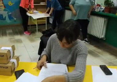 Членове на комисия са заснети как дописват бюлетини във врачанско