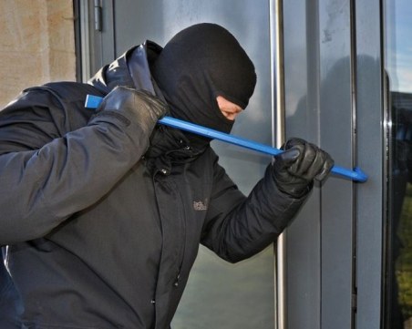 Маскиран мъж се опитва да проникне в апартаменти в Пловдив