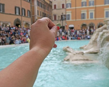 От хвърлените монети във фонтана Ди Треви - колко пари се събират?