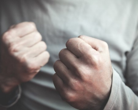 Пребиха мъж във влак, нападателят се издирва