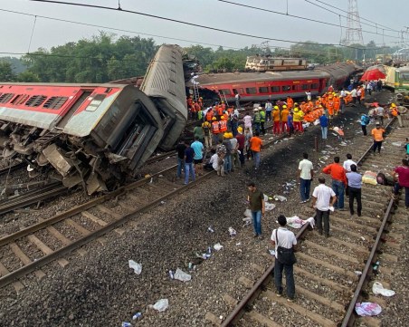 Тежка влакова катастрофа в Индия, има загинали