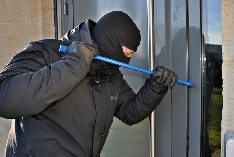 Маскиран мъж се опитва да проникне в апартаменти в Пловдив