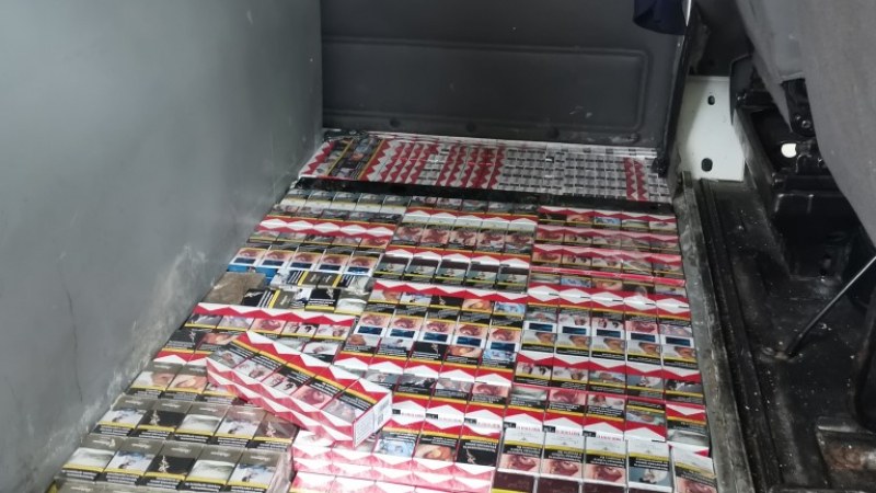 Заловиха над 70 000 къса цигари на