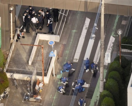Двама души са ранени при стрелба в болница в Токио