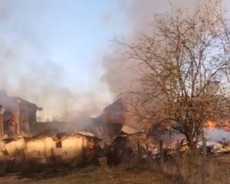 Голям пожар в село Говедарци, горят къщи