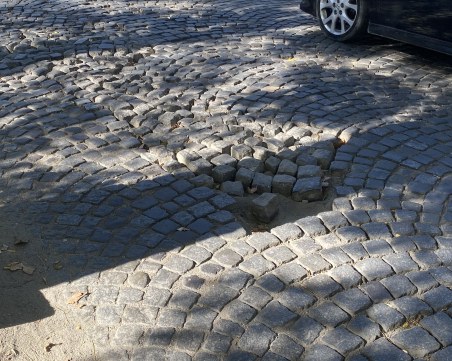 Пловдивчанин: Нарязах две гуми на дупка в Кючука, общината да вземе спешни мерки!