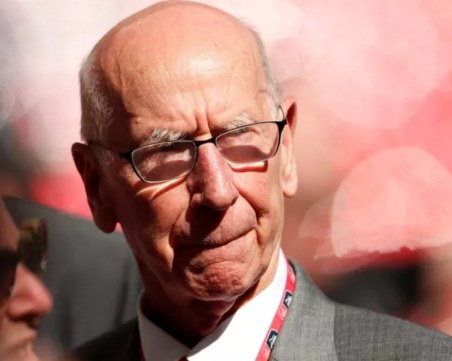 Сър Боби Чарлтън починал след падане