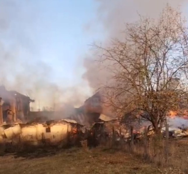 Голям пожар гори в село Говедарци. В пламъците са изгорели две