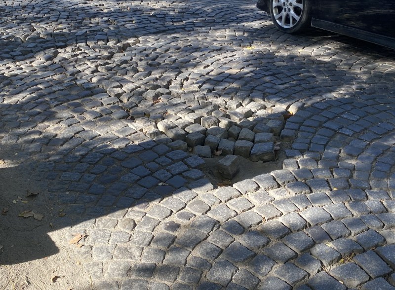 Пловдивчанин: Нарязах две гуми на дупка в Кючука, общината да вземе спешни мерки!