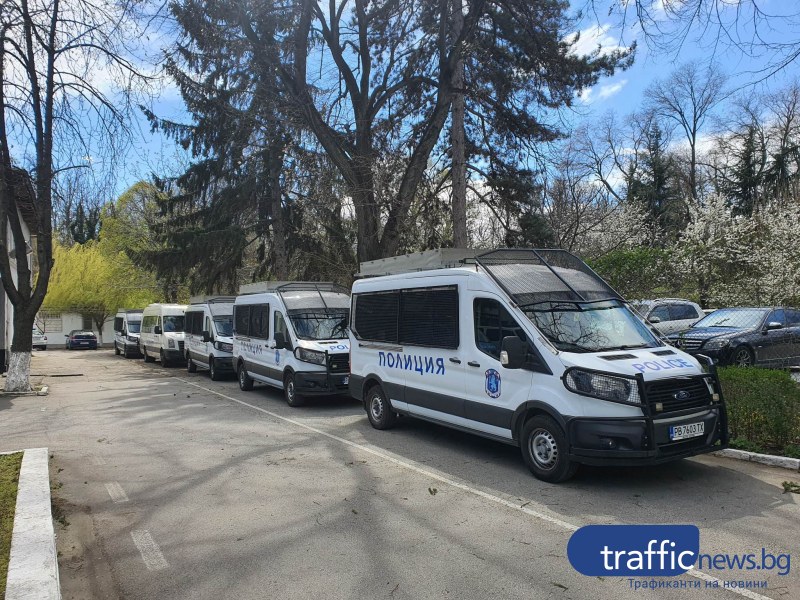 Двама мъже и жена са  в Областната дирекция на МВР