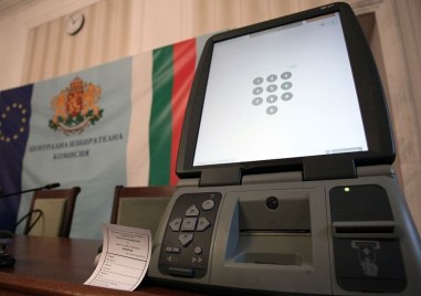 Без проблеми продължава инсталирането на софтуера на машините за гласуване