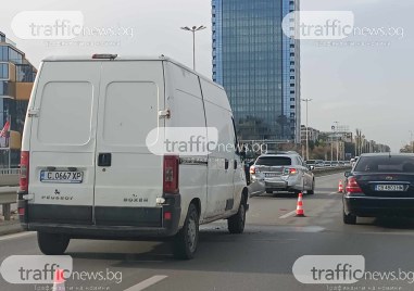 Катастрофа между два автомобила затруднява движението в София Километрично задръстване