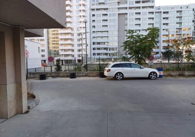 Незаконното паркиране пред вход на жилищен комплекс в квартал Колодрума