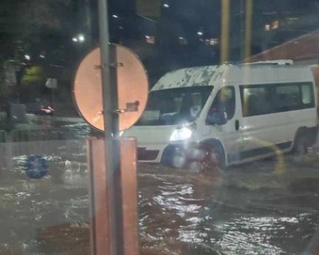 Гръмотевични бури връхлетяха част от страната - Перник е наводнен, градушка удари Кюстендил