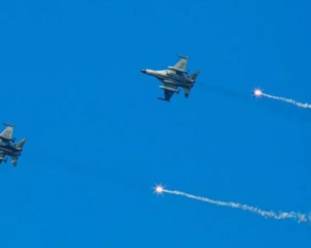 Китайски самолет изстреля ракети пред боен хеликоптер на Канада