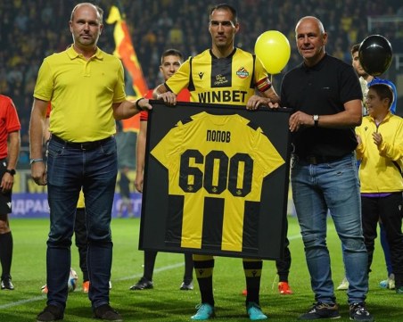 Наградиха Ивелин Попов за 600-ия му мач в кариерата