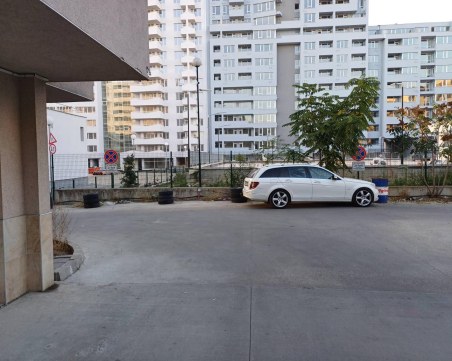 Продължава незаконното паркиране в комплекс в кв.”Колодрума”