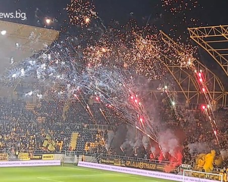 Зрелищна заря и пиро за хореографията на Ботев за дербито ВИДЕО