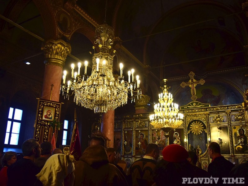 Православната църква отбелязва на 6 ноември Архангелова задушница. Днес е