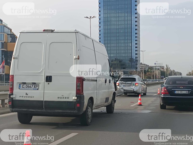 Катастрофа между два автомобила затруднява движението в София. Километрично задръстване
