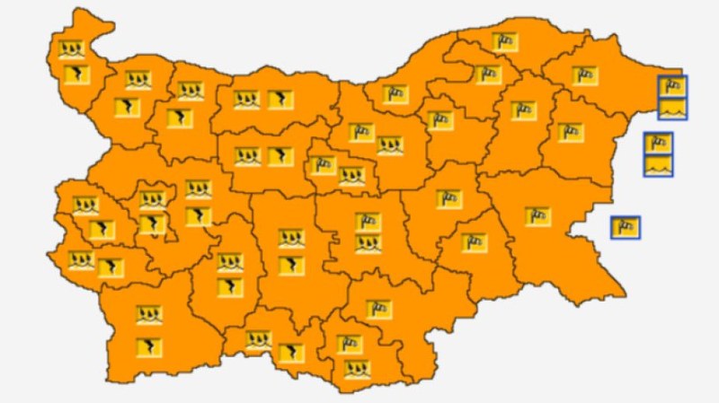 Обявен е оранжев код в цялата страна за значителни валежи от дъжд и гръмотевични бури