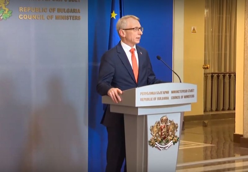 Премиерът Николай Денков е поискал от Румен Радев да освободи шефа