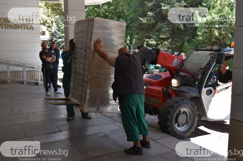 Пред административните сгради на районите Централен и Източен на 4