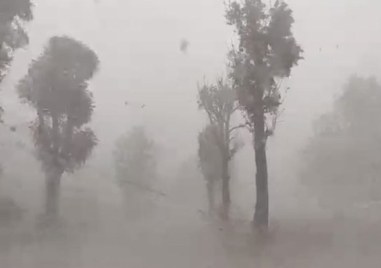 Мощна буря се разрази днес и в Казанлък Пороен дъжд