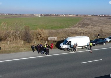 Полицията във Велико Търново задържа 14 мигранти пътували в джип