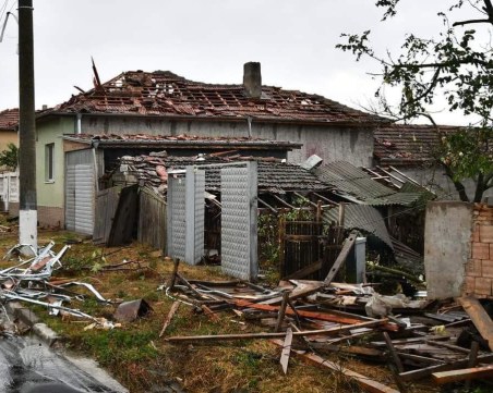 Двама загинали след бурята у нас
