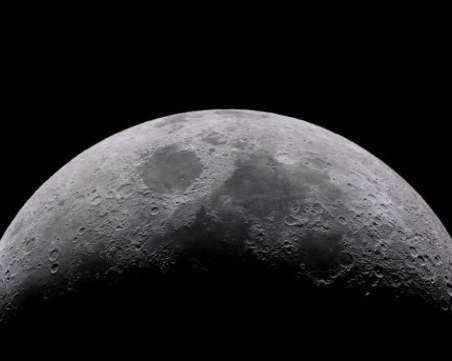 Парче, изхвърлено от Луната, обикаля около Земята