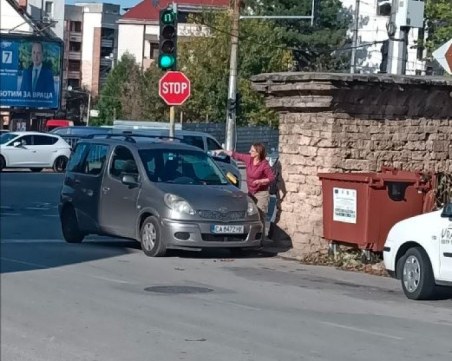 Шофьорка паркира на светофар в насрещното и започна да си мие колата