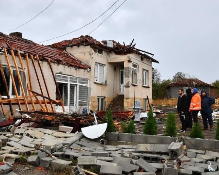 Торнадо отнесе покриви на десетки къщи у нас
